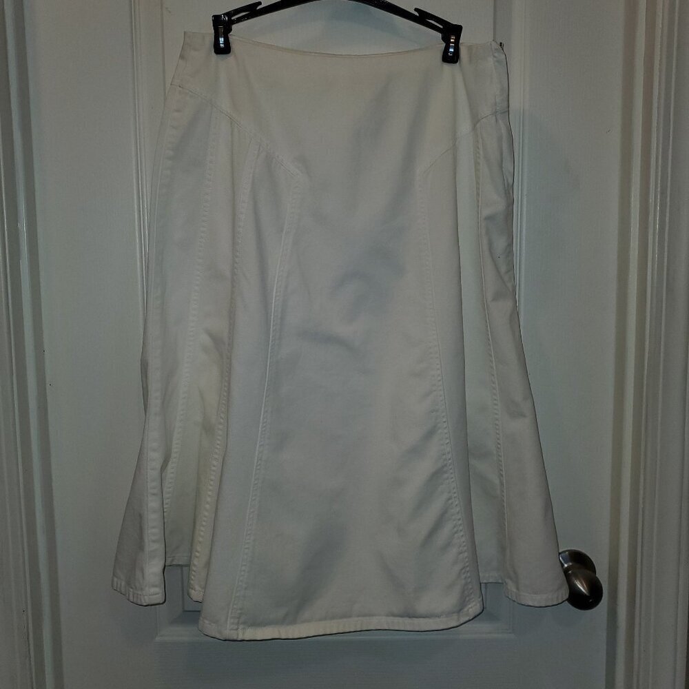 Liz Claiborne White denim A line bell skirt – 10
